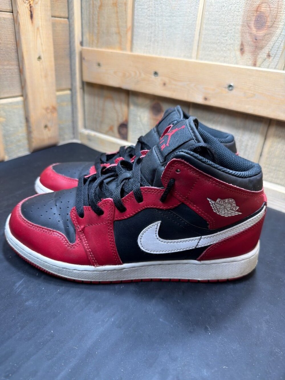 Air Jordan 1 Mid Bred Toe GS Youth 6.5Y Sneakers Red Black DQ8423-061 - Picture 4 of 9